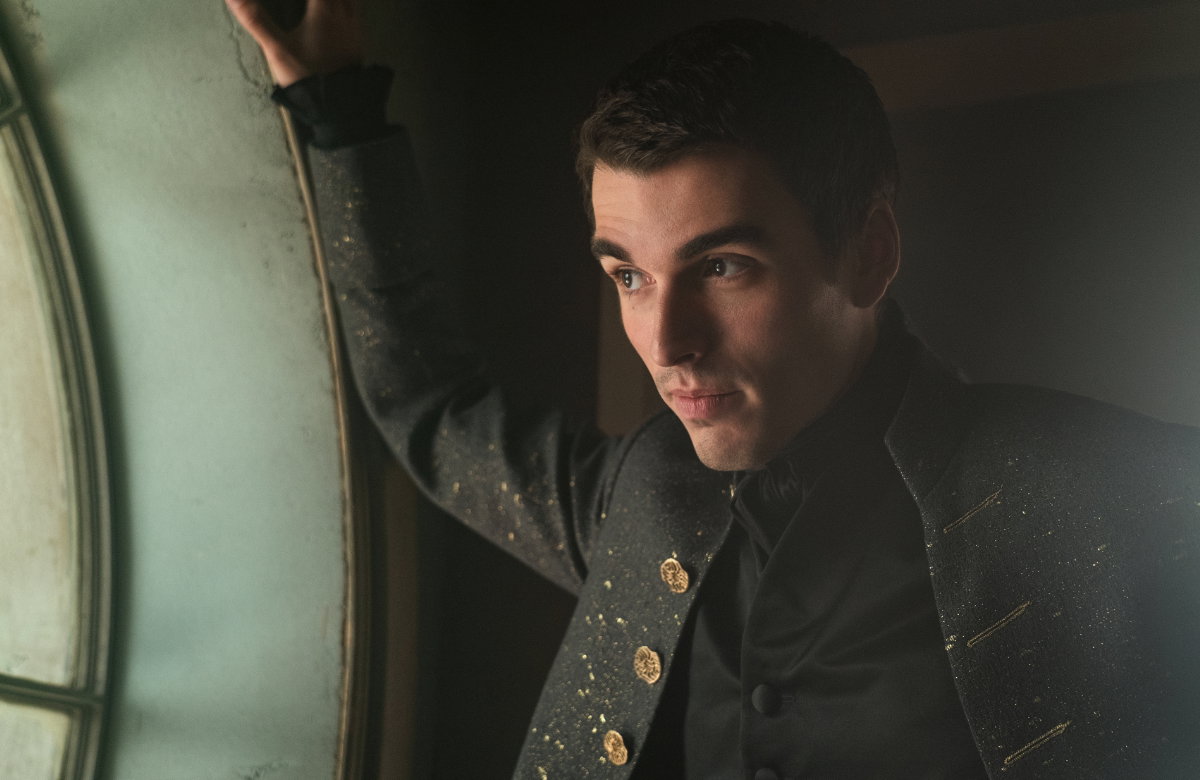 Corey Mylchreest als König George III. auf Netflix.