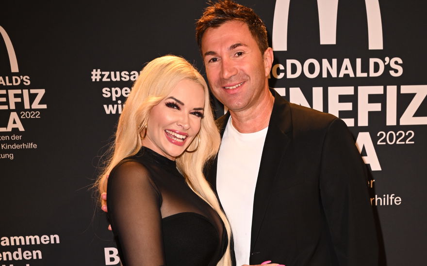 Daniela Katzenberger und Lucas Cordalis grinsen bei McDonalds-Gala 2022