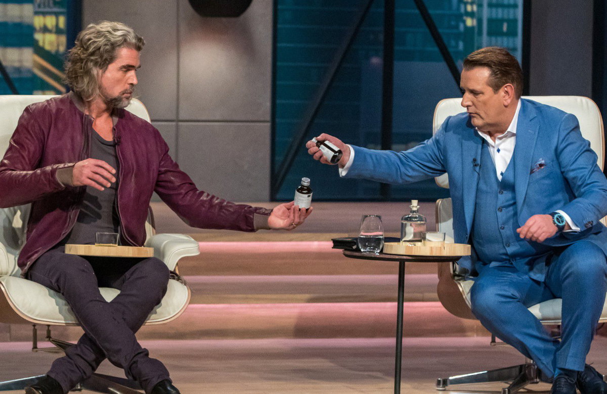 Nils Glagau und Ralf Dümmel mit "kruut"-Produkten bei "Die Höhle der Löwen"