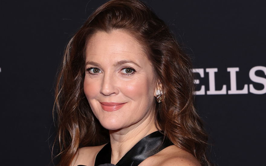 Drew Barrymore lächelt.