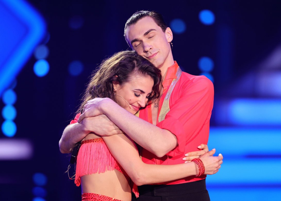 Ekaterina Leonova und Timon Krause umarmen sich bei "Let's Dance"