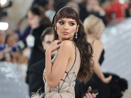 Emily Ratajkowski: Diese 5 Beauty-Basics hat sie IMMER dabei