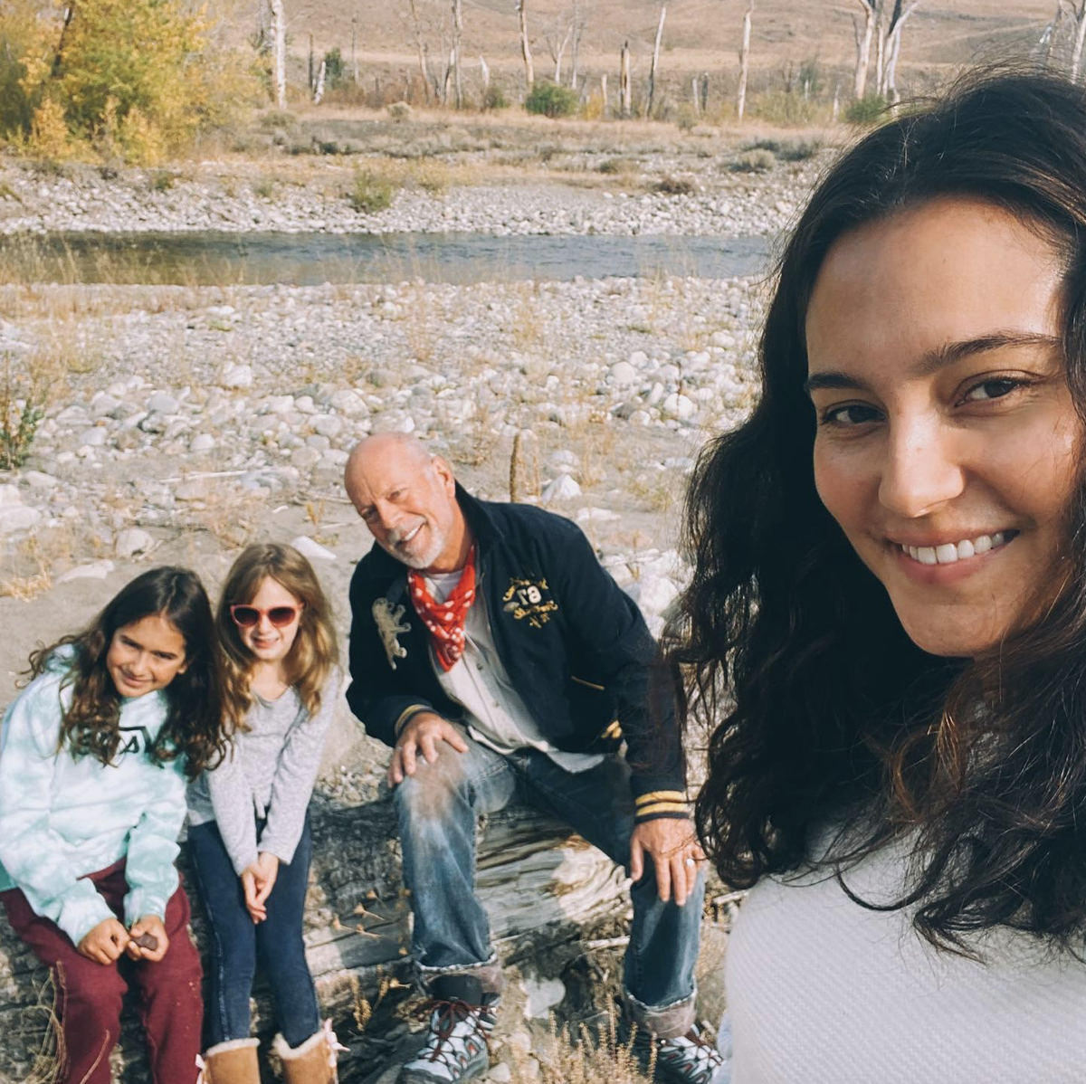 Emma Heming Willis macht ein Selfie mit Bruce Willis und ihren Töchtern, die auf einem Baumstamm sitzen