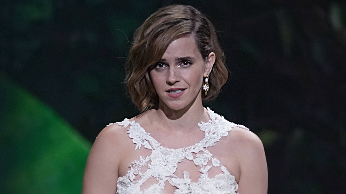 Emma Watson spricht auf der Bühne mit traurigem Gesichtsausdruck
