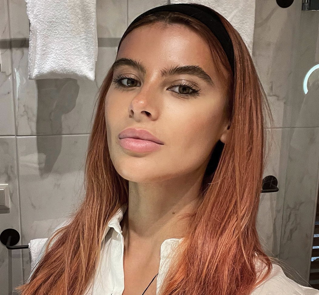 Romina Palm macht ein Selfie im Badezimmer