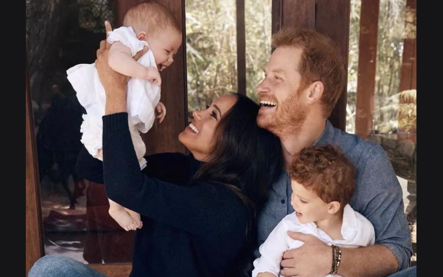 Familienbild der Sussexes: Meghan, Harry, Archie & Lilibet