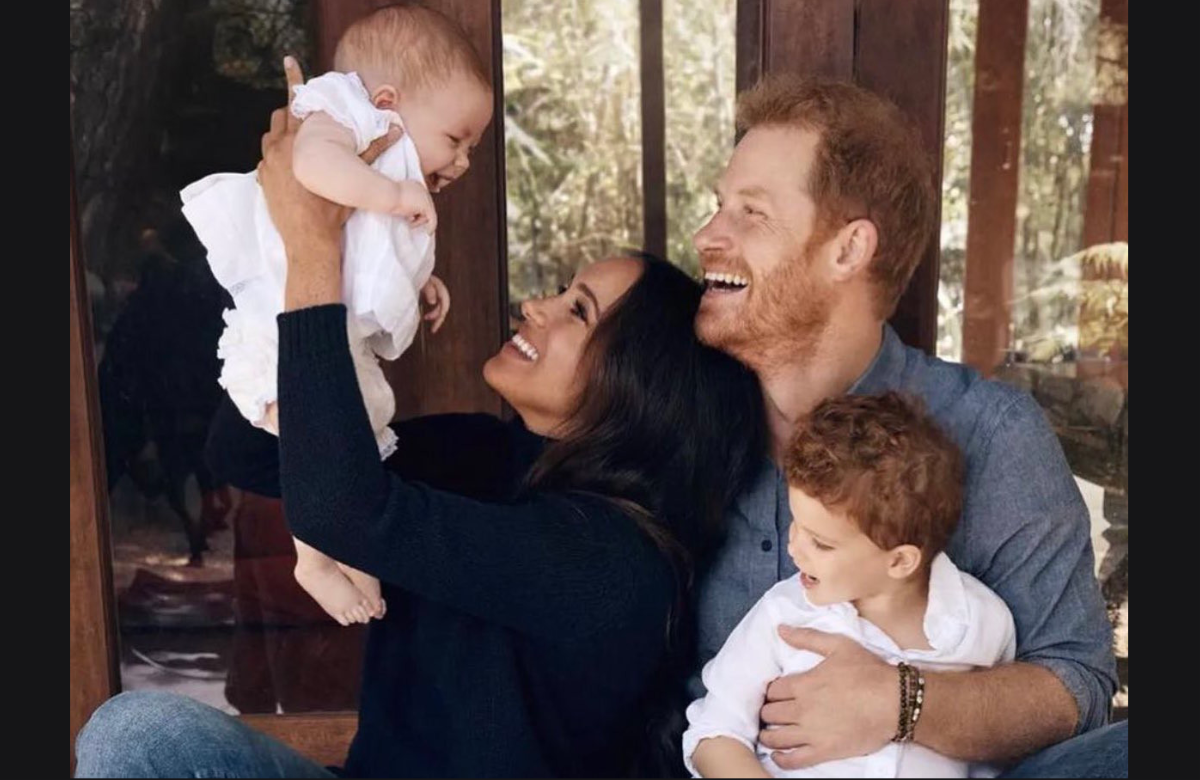 Familienbild der Sussexes: Meghan, Harry, Archie & Lilibet
