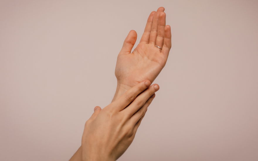 Beste Handmaske: Die 3 besten Pflege-Handschuhe für streichel-zarte Haut