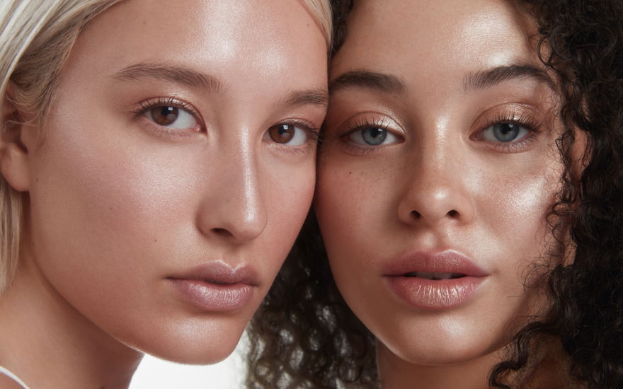 Make-up-Trend 2023: Flüssiger Highlighter sorgt für den Super-Sommer-Glow