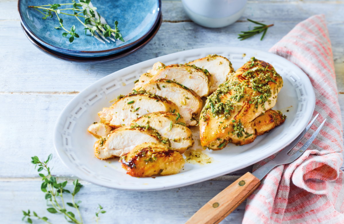 Gegrillte Hänchenbrust mit mediteranen Kräutern auf Teller