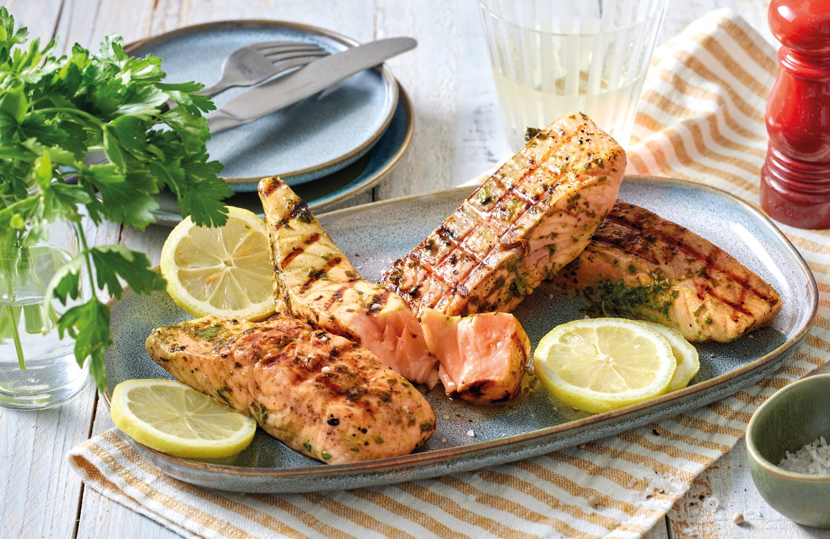 Gegrillter Lachs mit Zitronen-Knoblauch-Marinade auf einem Teller