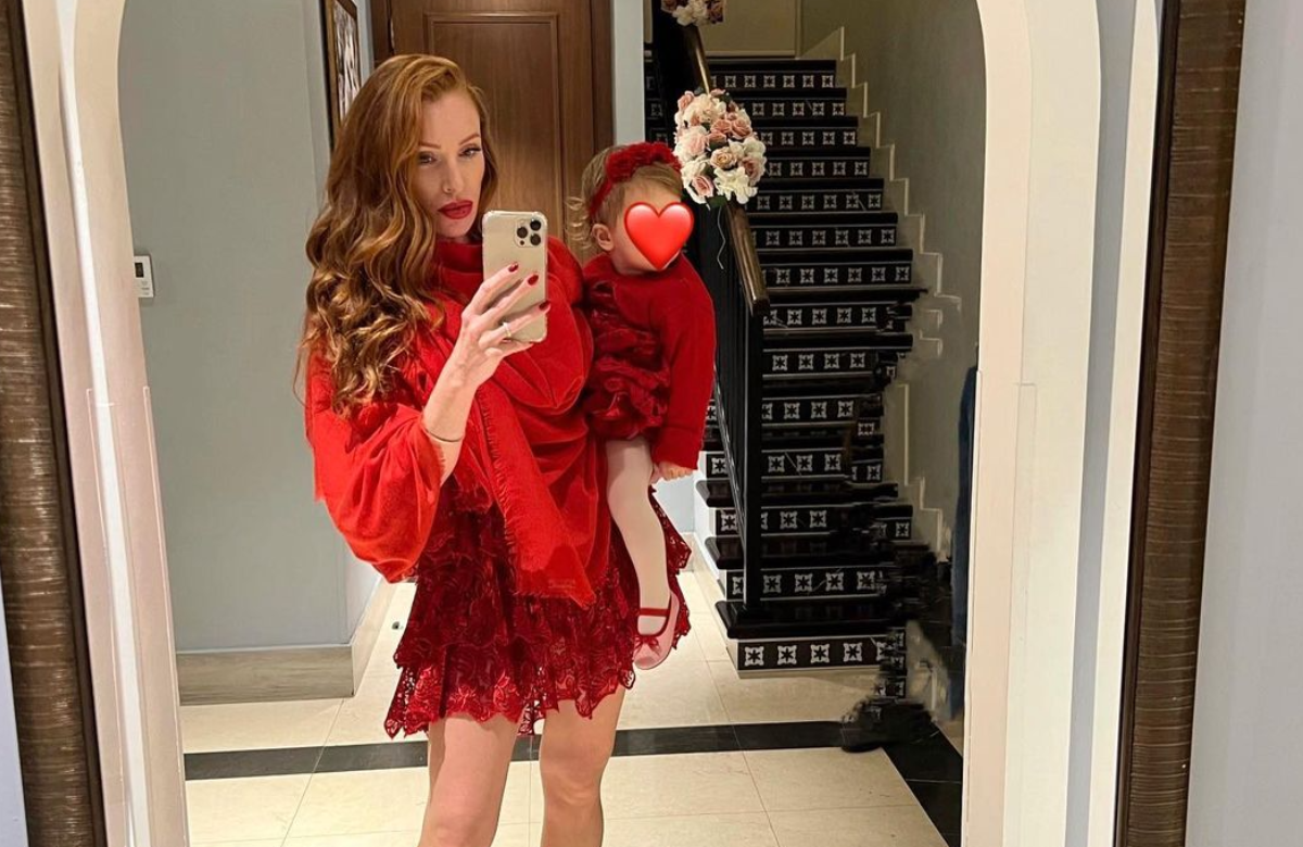 Georgina Fleur mit ihrer Tochter vorm Spiegel