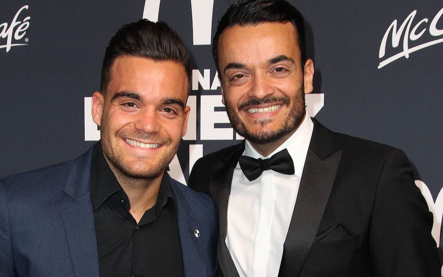 Giovanni Zarrella und Stefano Zarrella strahlen in die Kamera auf red warpet