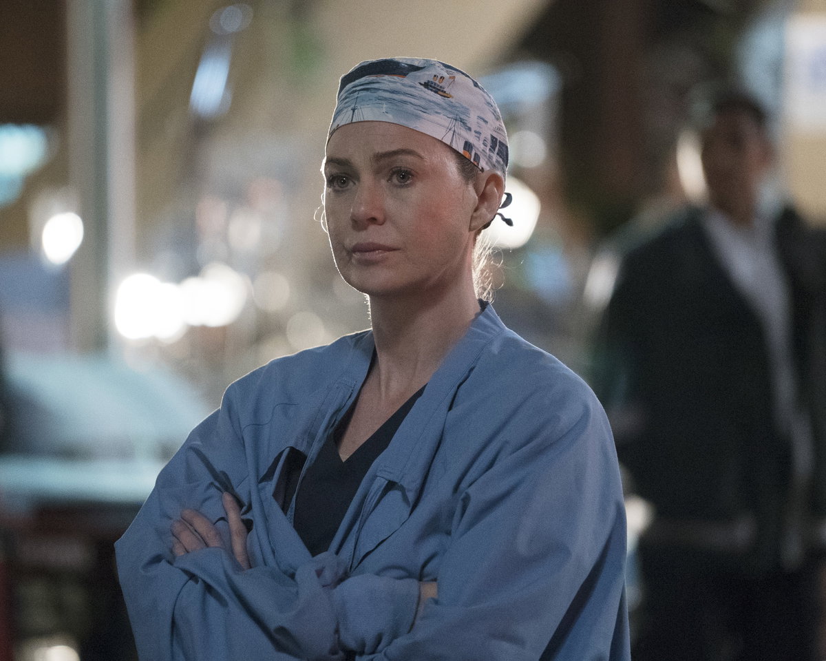 Meredith Grey in OP-Kleidung schaut traurig