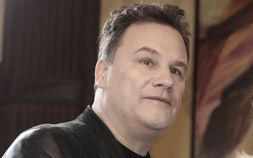 Guido Maria Kretschmer guckt ernst zur Seite