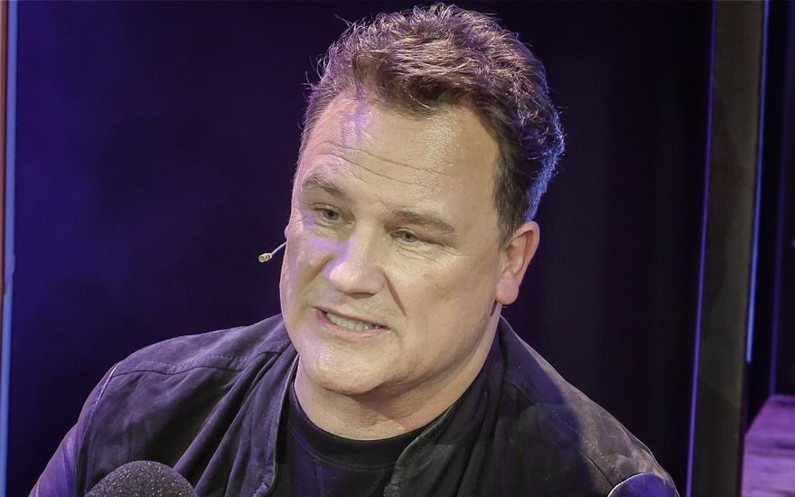 Guido Maria Kretschmer schaut traurig am Mikrofon