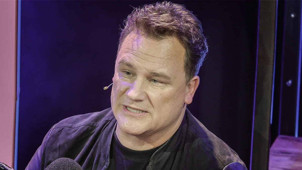 Guido Maria Kretschmer schaut traurig am Mikrofon