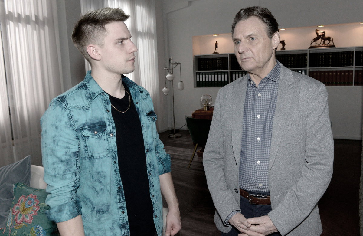 Moritz guckt Gerner bei GZSZ skeptisch an