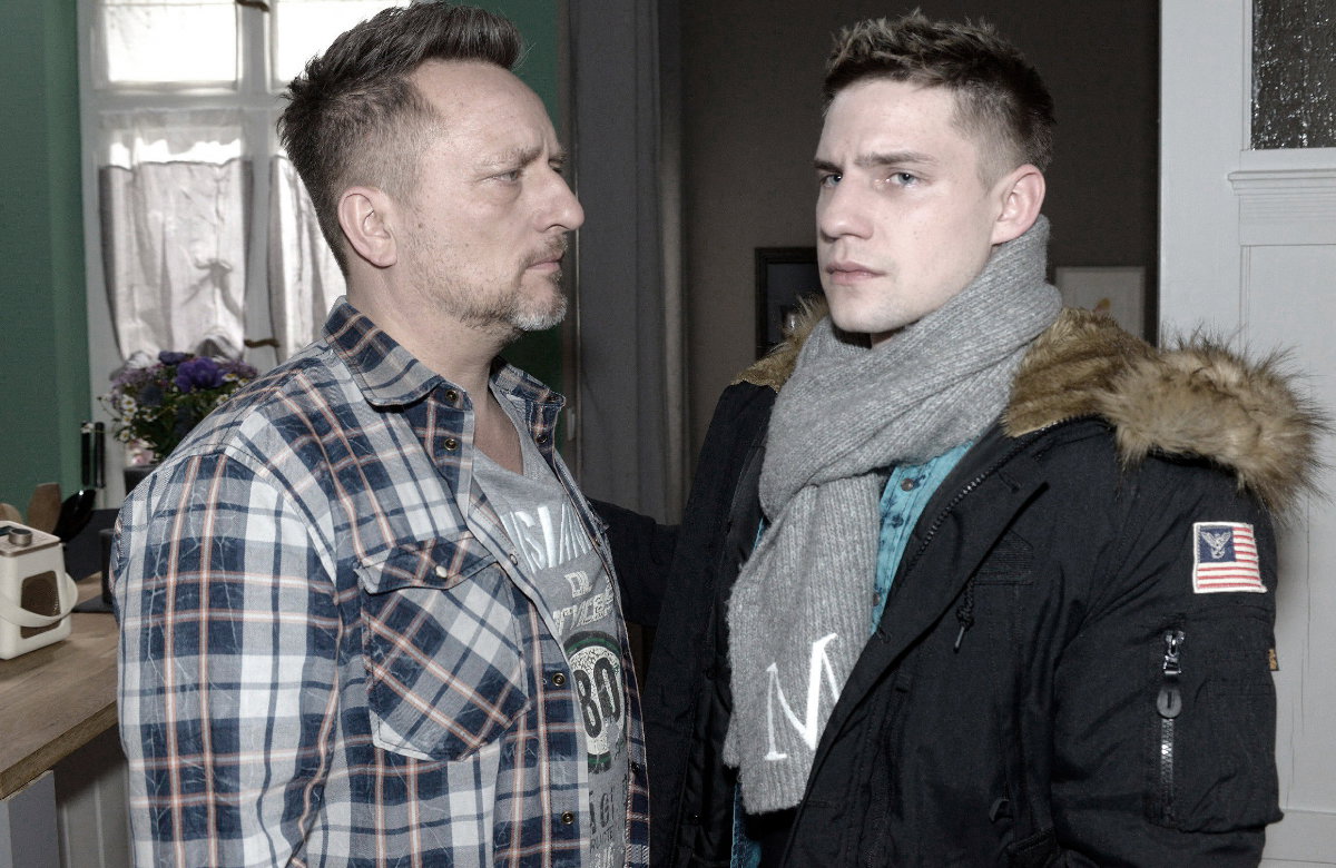 Moritz weint bei GZSZ, Michi schaut ihn besorgt an