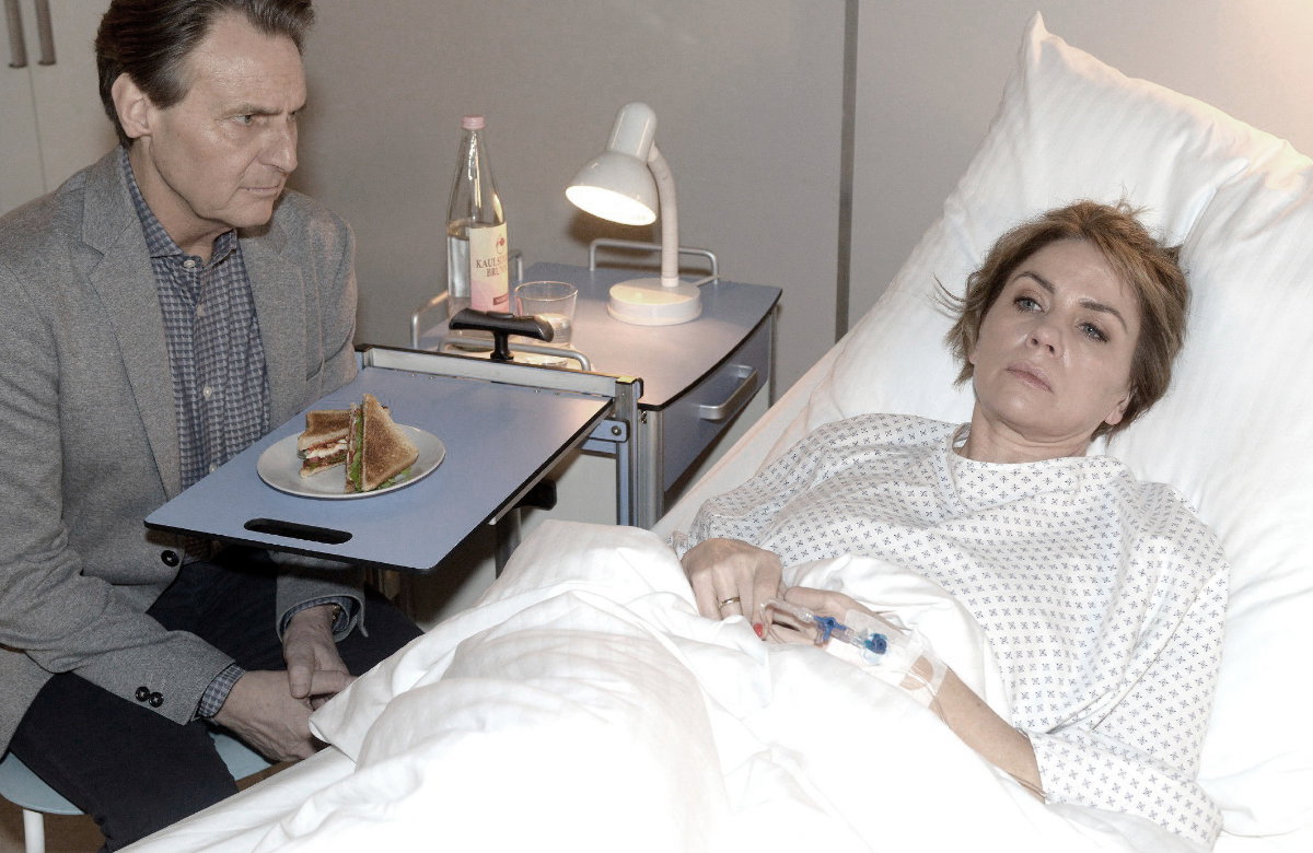 Yvonne liegt bei GZSZ im Krankenhausbett, Gerner sitzt neben ihr