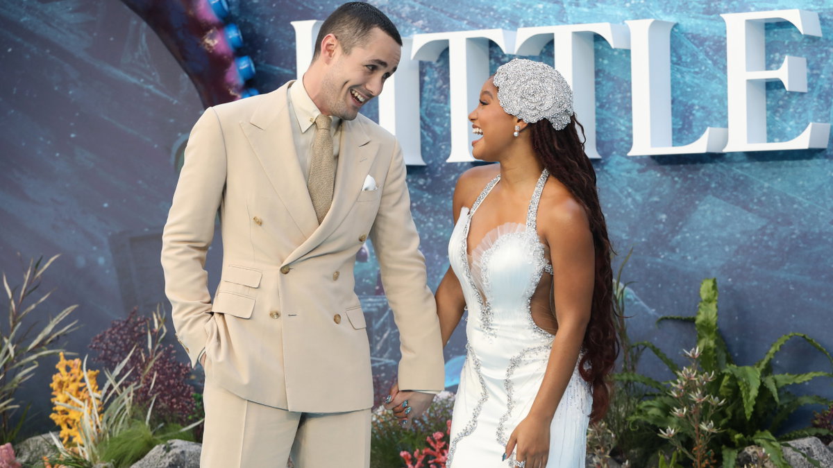 Halle Bailey und Jonah Hauer-King halten Händchen