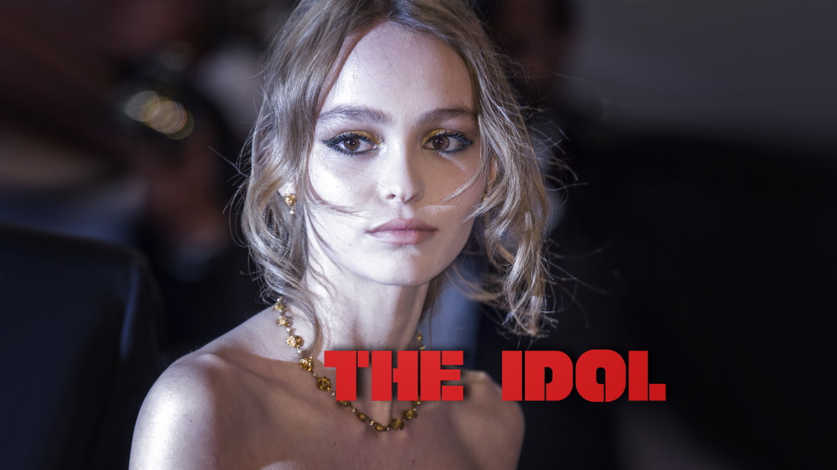 Lily Rose-Depp blickt ernst in die Kamera, "The Idol"-Logo davor
