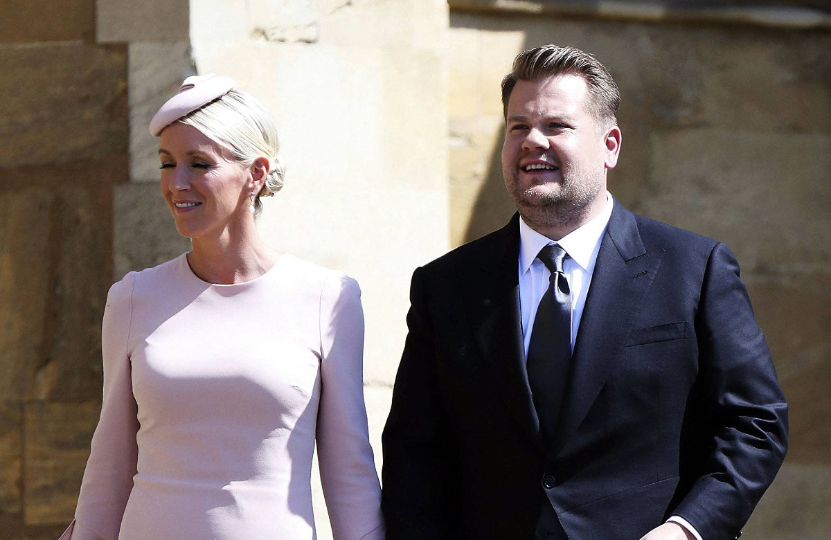 James Cordon und seine Frau Julia Carey in festlicher Kleidung.
