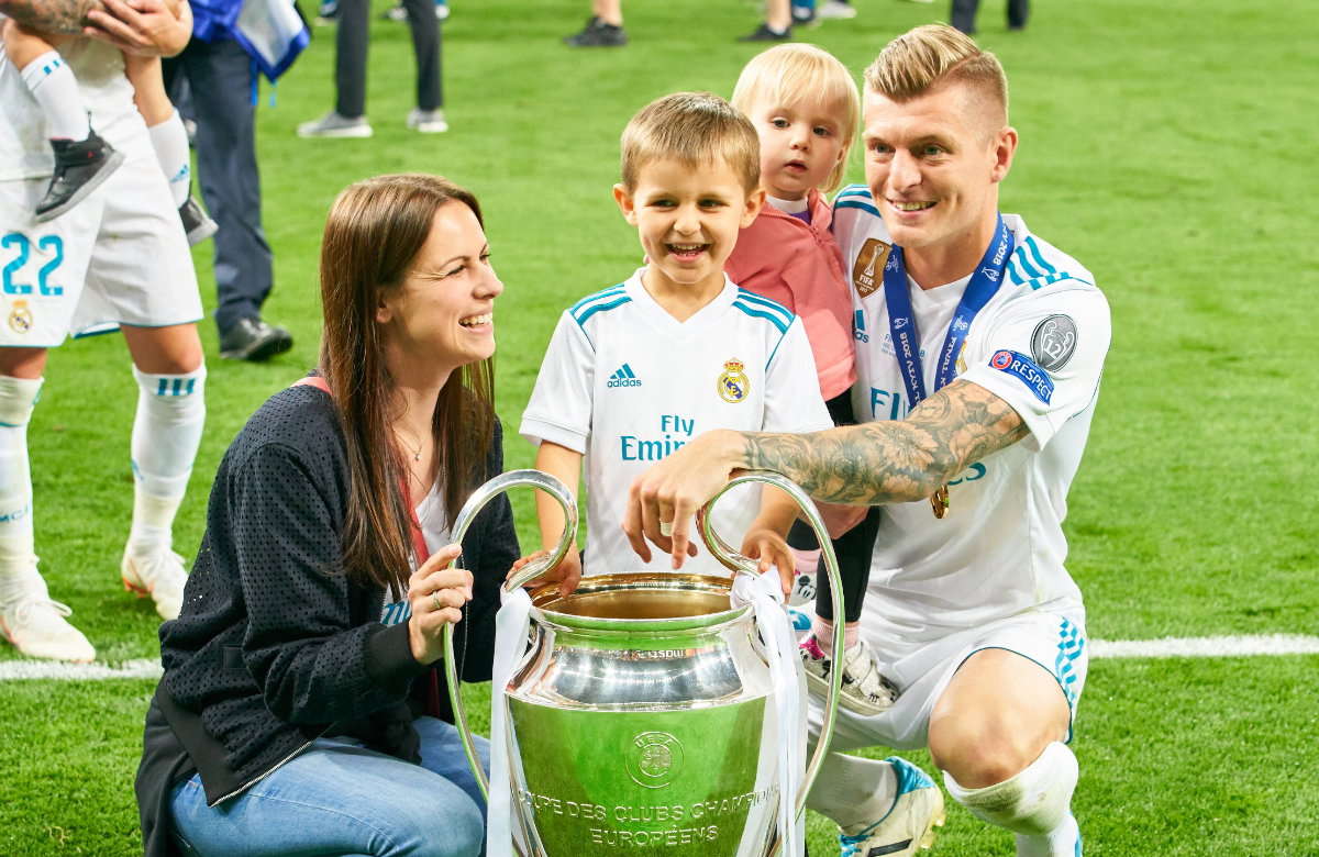 Jessica Farber und Toni Kroos mit ihren zwei Kindern auf dem Fußballfeld
