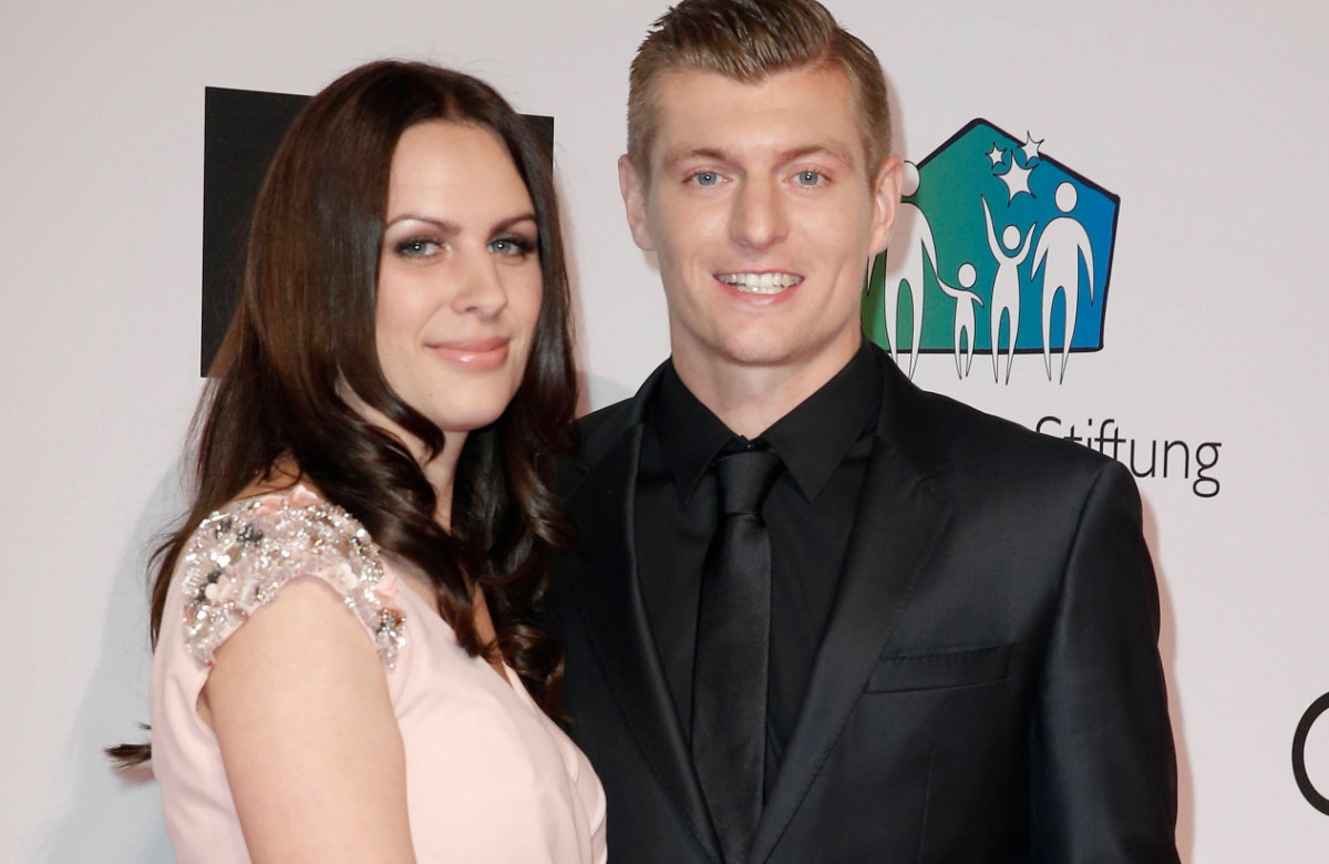 Jessica Farber und Toni Kroos lächeln