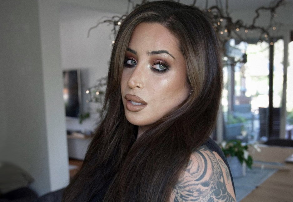 Jolina Mennen macht ein Selfie in ihrem Wohnzimmer und trägt dunkle Haare