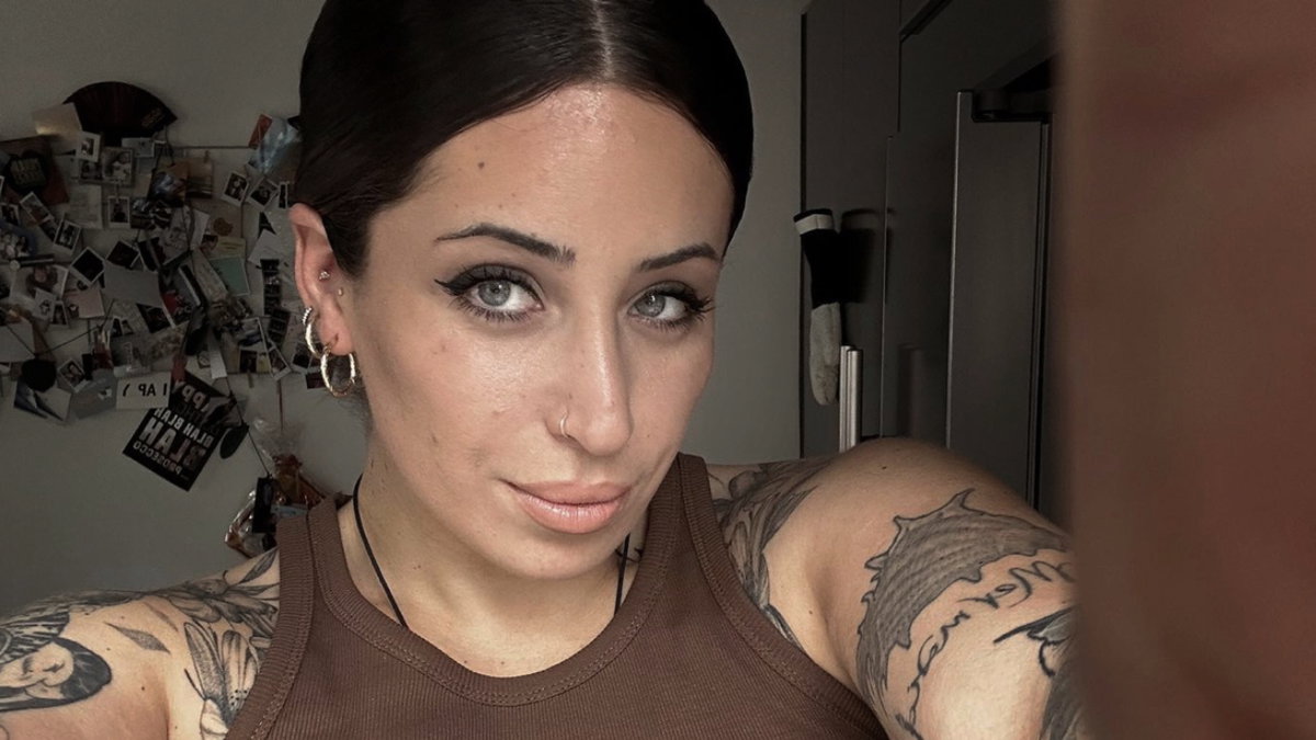 Jolina Mennen macht ein Selfie mit ihrer Hand vor der Kamera