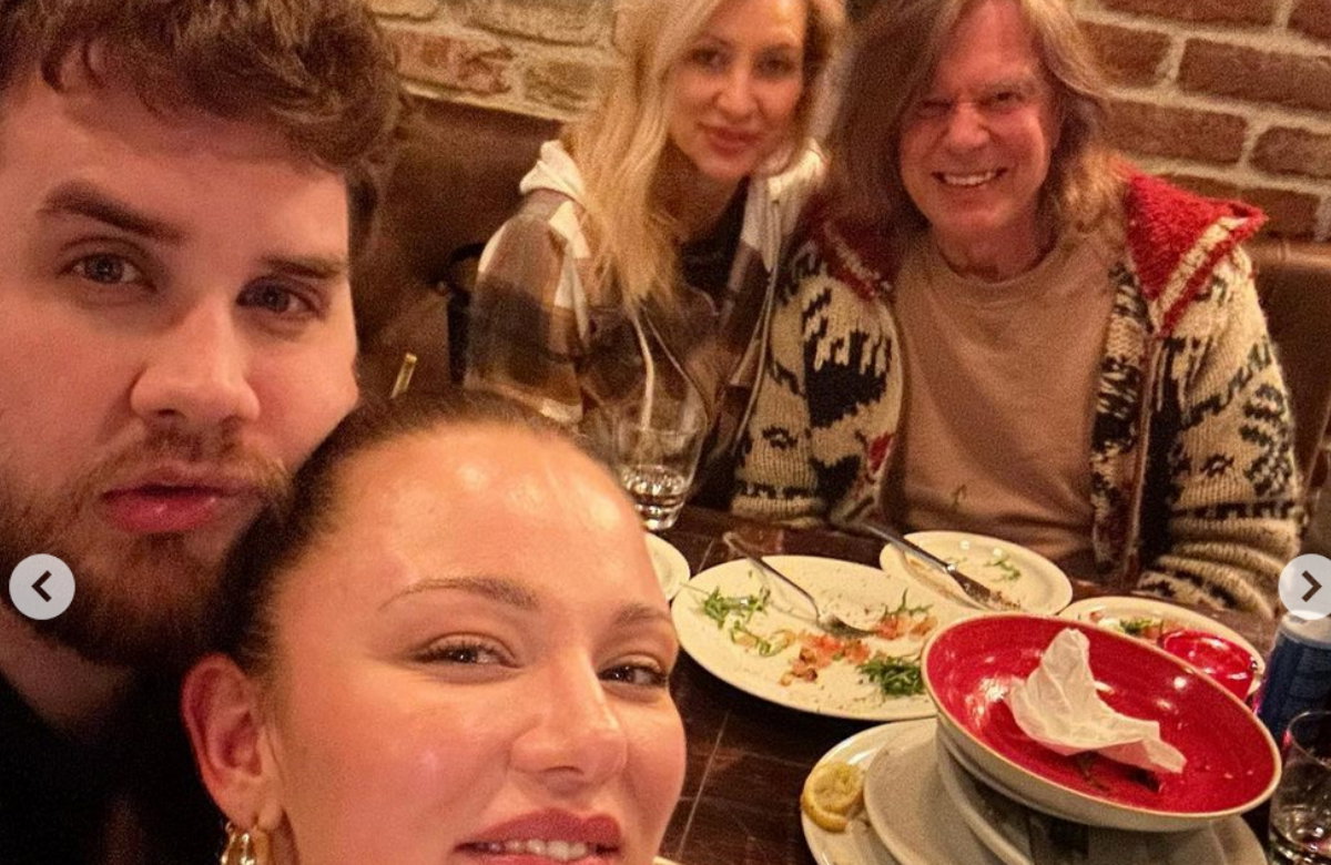 Joelina Drews, Adrian Louis, Jürgen Drews und Ramona Drews machen ein Selfie beim Essen