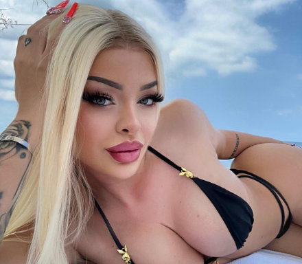 Katja Krasavice macht ein Bikini-Selfie im Liegen