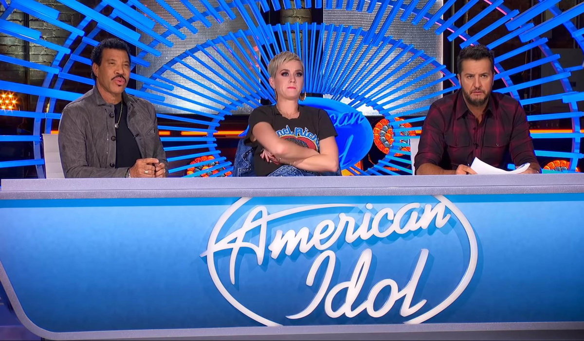 Katy Perry sitzt zwischen Lionel Richie und Luke Bryan hinter dem "American Idol"-Jurypult
