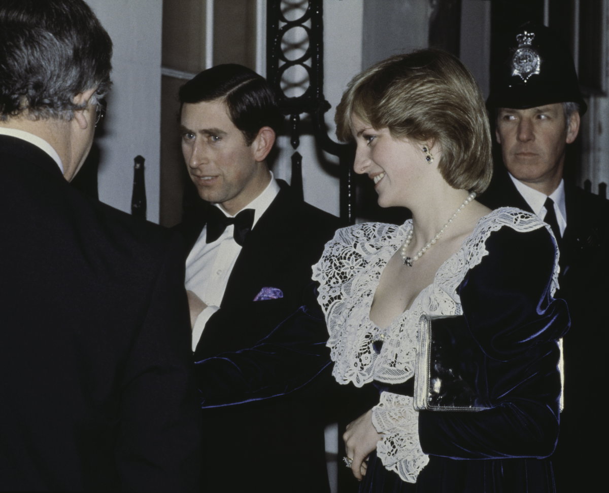 König Charles III. und Prinzessin Diana sind zusammen unterwegs