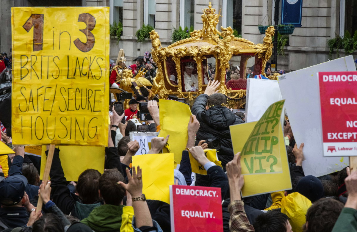 König Charles III. fährt durch Anti-Monarchie-Demo nach der Krönung.