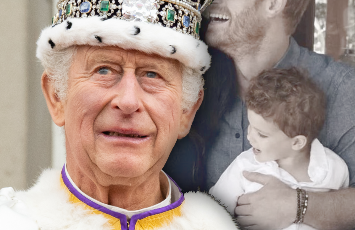 König Charles III. bei seiner Krönung - im Hintergrund Enkel Archie