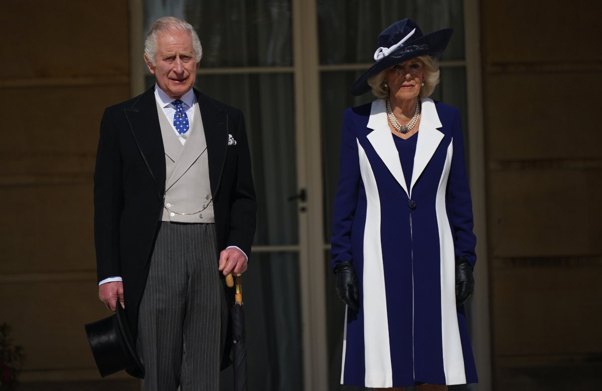 König Charles III. und Königin Camilla am Buckingham-Palast.
