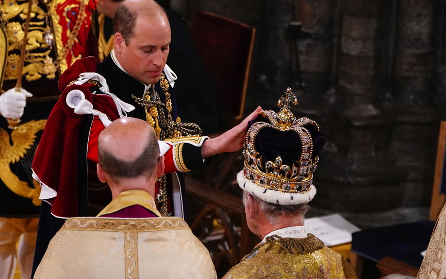 Prinz William und König Charles III. während der Krönung.