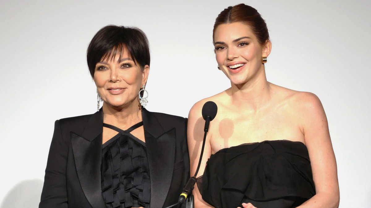 Kris Jenner und Kendall Jenner stehen zusammen auf der Bühne