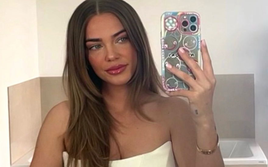 Laura Maria Rypa mit Handy