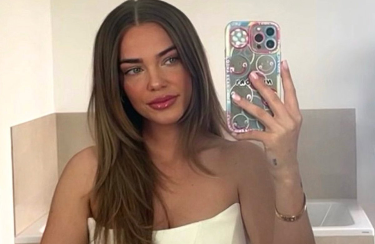 Laura Maria Rypa mit Handy