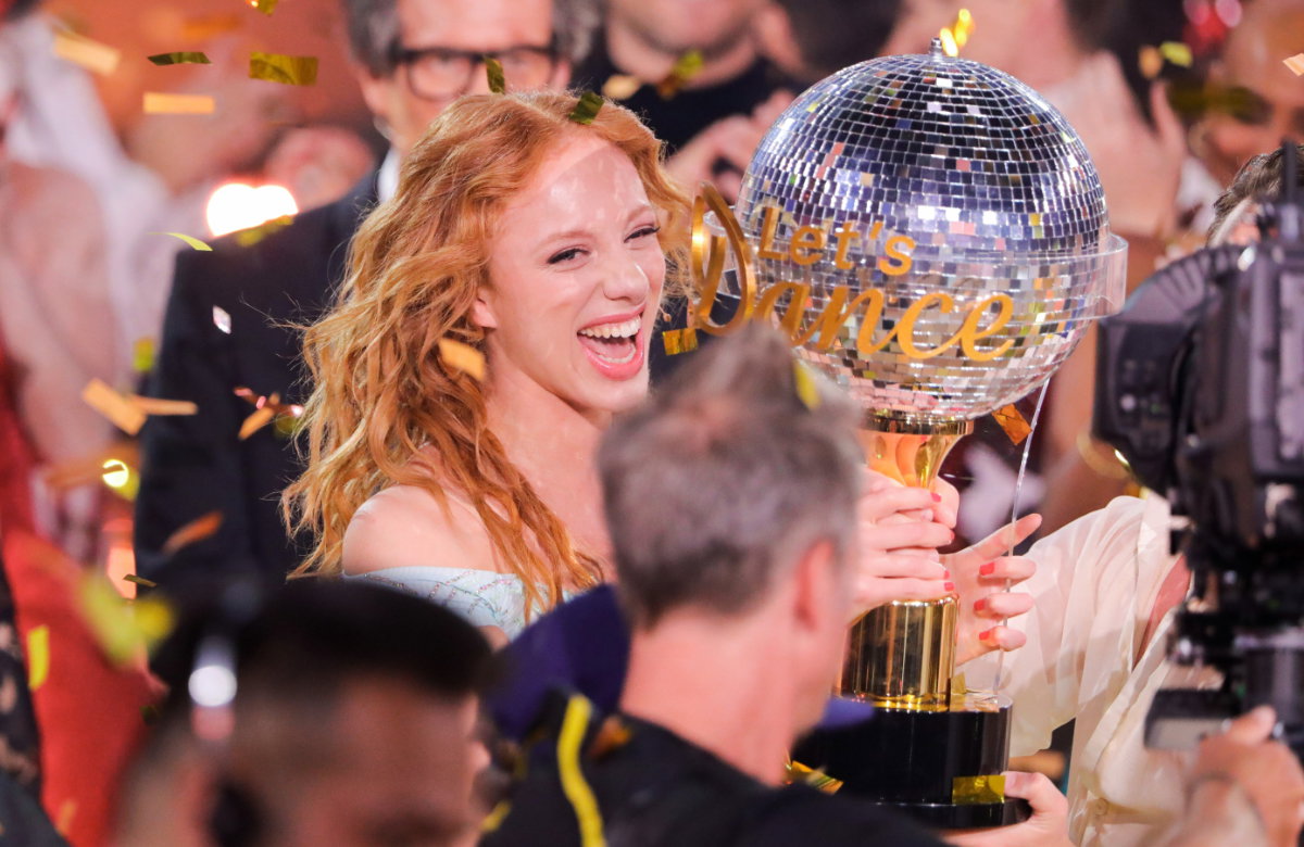 Anna Ermakova lacht bei "Let's Dance" mit Pokal in der Hand