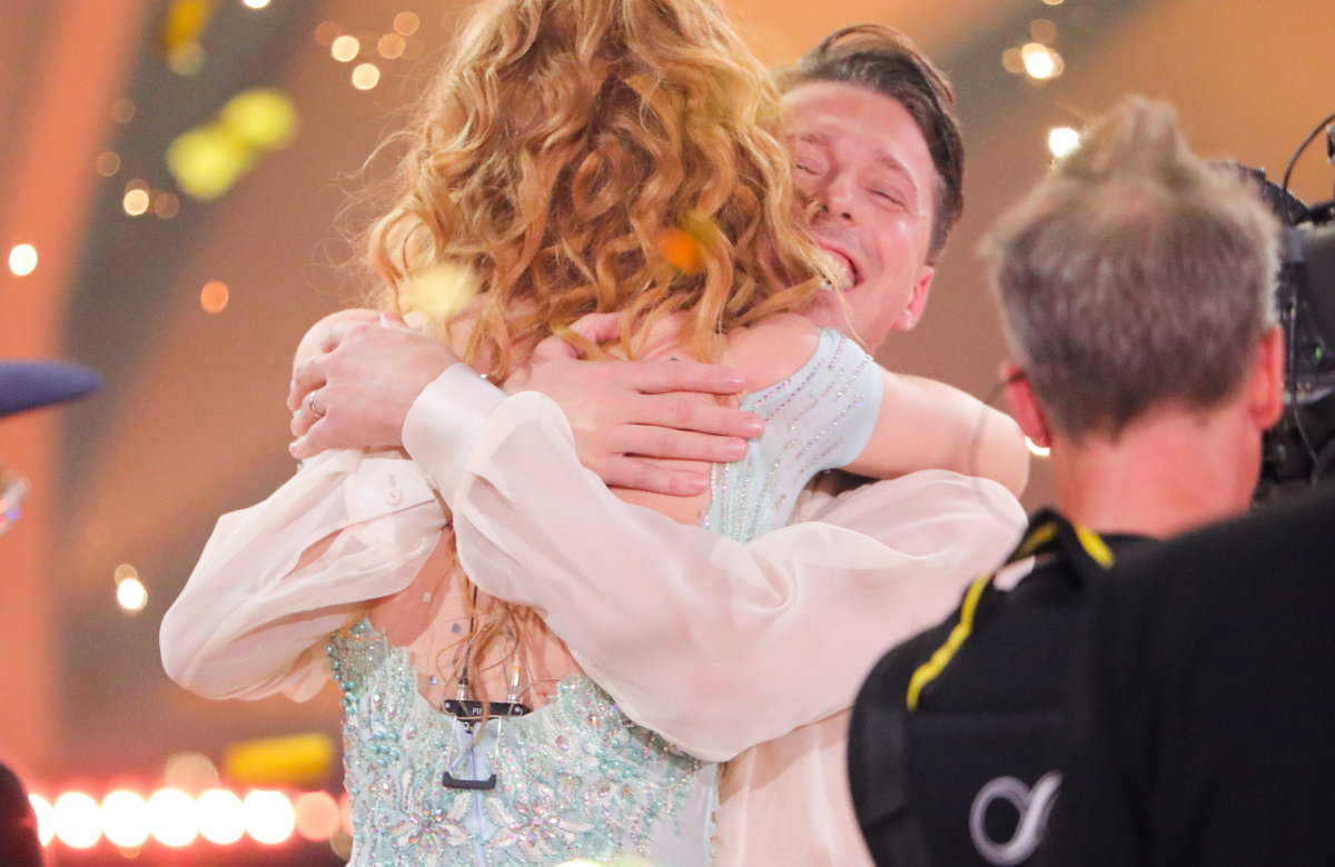 Anna Ermakova und Valentin Lusin umarmen sich bei "Let's Dance"