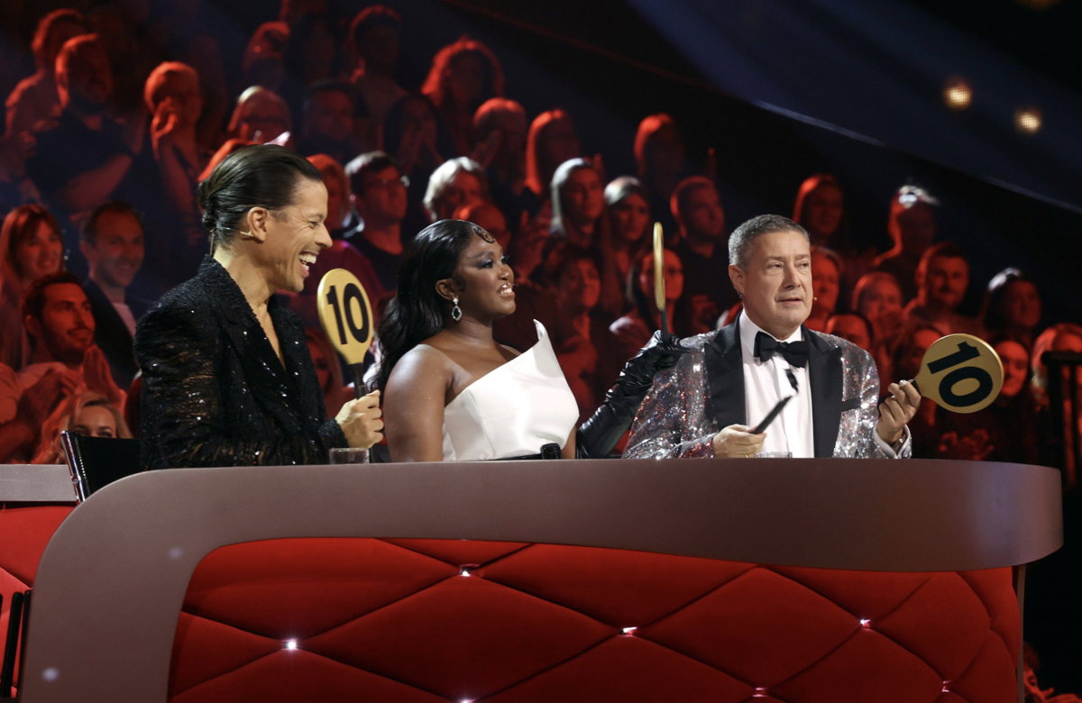 Jorge Gonzalez, Motsi Mabuse und Joachim Llambi sitzen im Finale von "Let's Dance" am Jurypult.