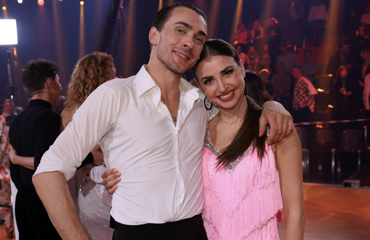 Ekaterina "Ekat" Leonova und Timon Krause stehen nebeneinander in Show 11 bei "Let's Dance"