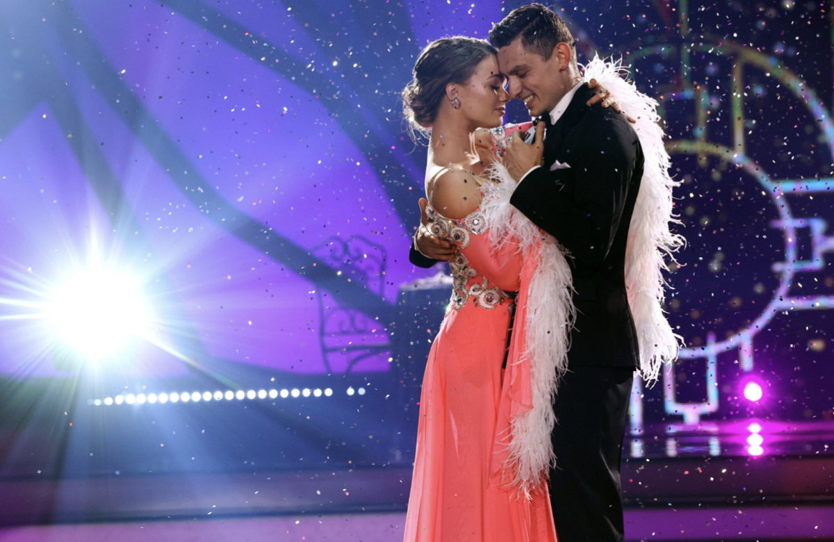 Julia Beautx und Zsolt Sándor Cseke tanzen eng umschlungen bei "Let's Dance"