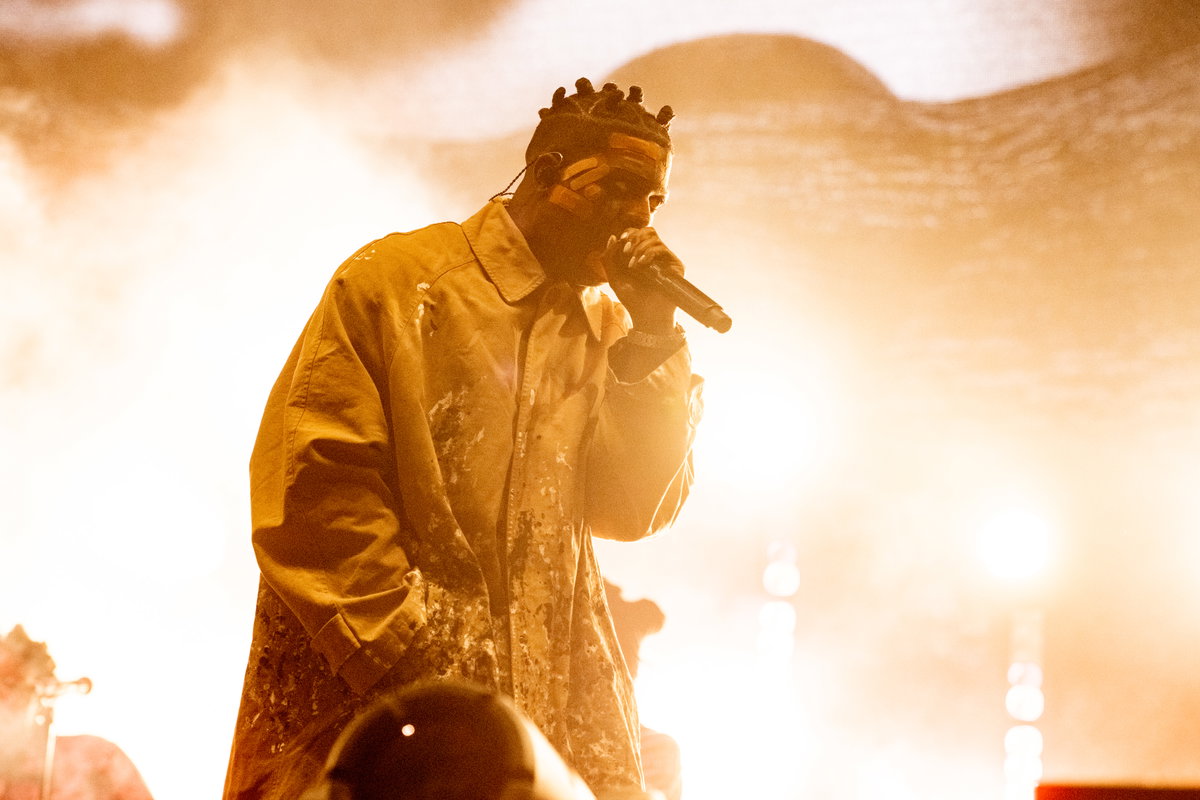 Lil Yachty hält ein Mikro in der Hand und singt