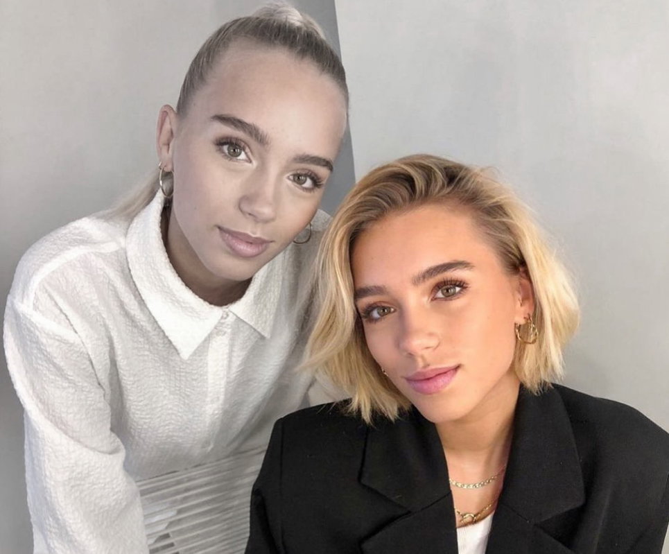Lisa und Lena Mantel posieren für ein Selfie