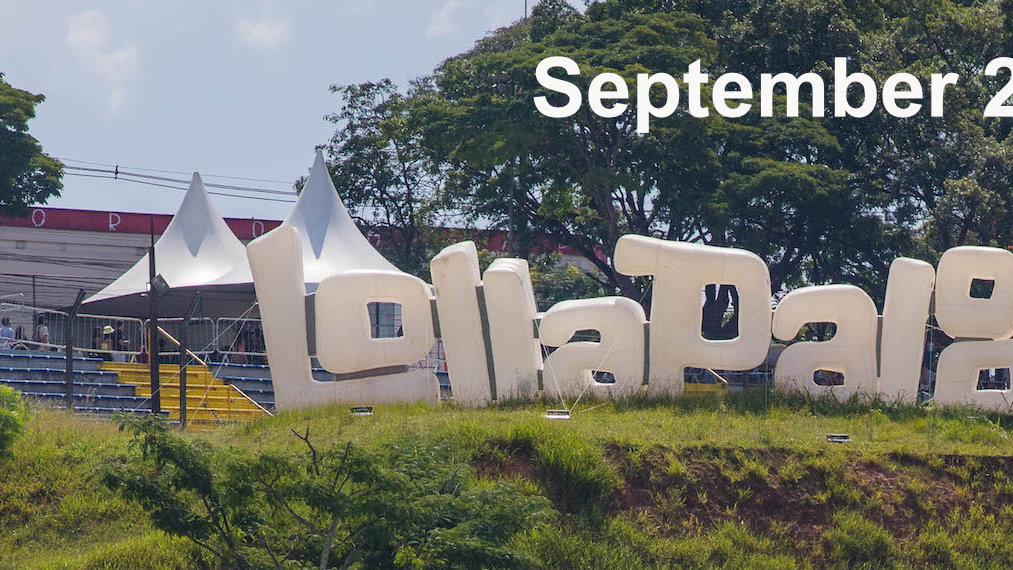 Lollapalooza Schriftzug mit Grün im Hintergrund